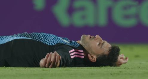 صدمة قوية بالرأس وإغماء.. إصابة حمدي فتحي في مباراة الوكرة والدحيل (فيديو)